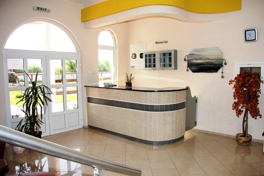 Hotel Dijana Пирот Екстериор снимка