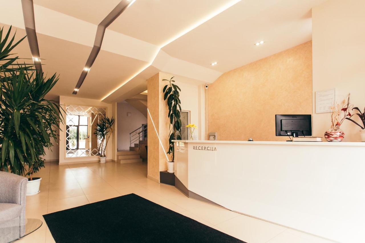 Hotel Dijana Пирот Екстериор снимка